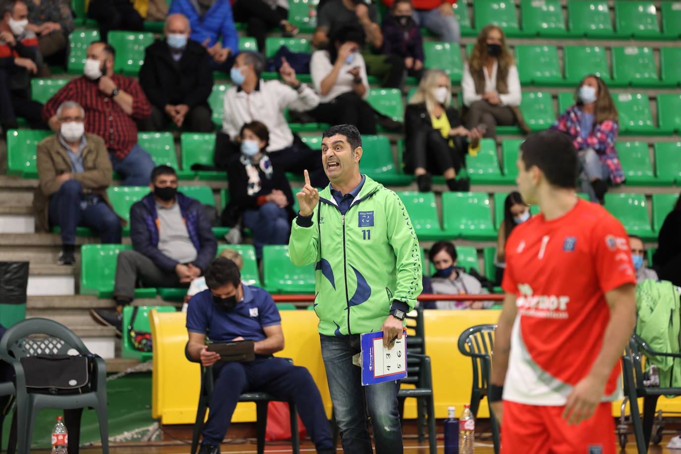 Los cántabros no empiezan la campañade Superliga con buen pie en su pabellón y caen ante el cuadro balear