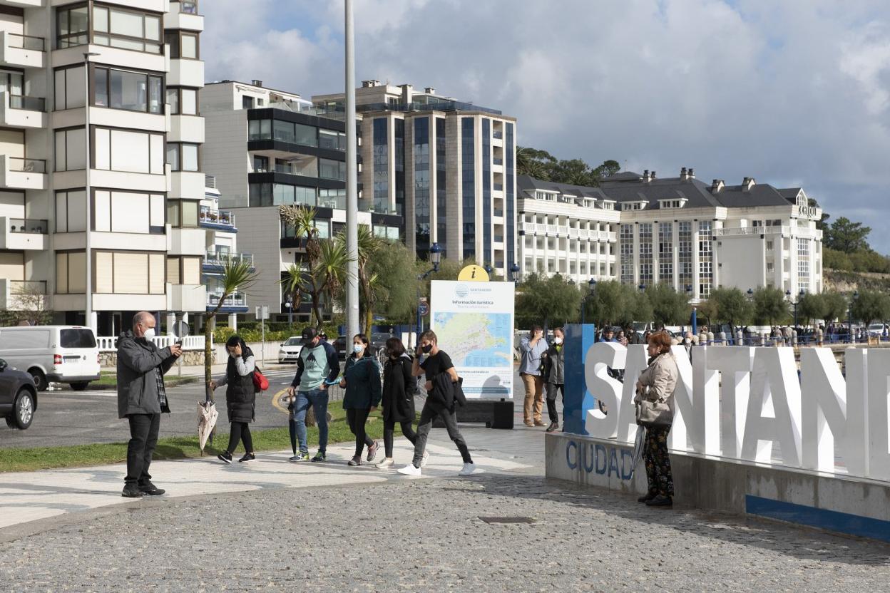 El buen tiempo dio una tregua por la mañana, lo que animó a turistas y foráneos a pasear por El Sardinero