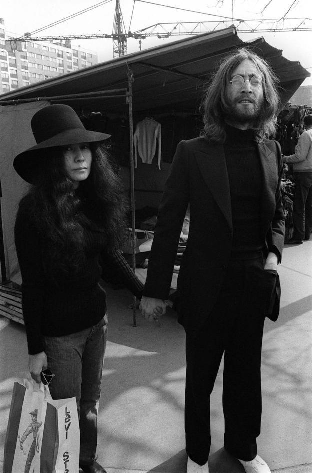 Lennon y Yoko Ono, en 1969, en el Mercado de las Pulgas de París. 