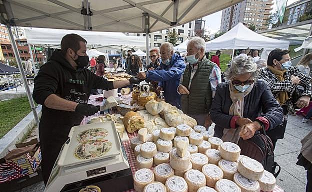 Imagen principal - El Mercado de Productores Cántabros anima el barrio de Tetuán