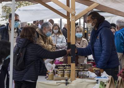 Imagen secundaria 1 - El Mercado de Productores Cántabros anima el barrio de Tetuán