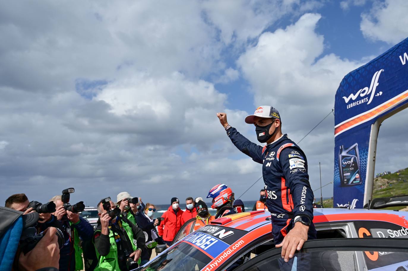 El cántabro Dani Sordo (Hyundai) ganó este domingo, por segundo año consecutivo, el Rally de Cerdeña, sexta de las ocho mangas del Mundial de rallies (WRC), en una prueba en que su compañero belga Thierry Neuville fue segundo y el francés Sébastien Ogier (Toyota) terminó tercero.