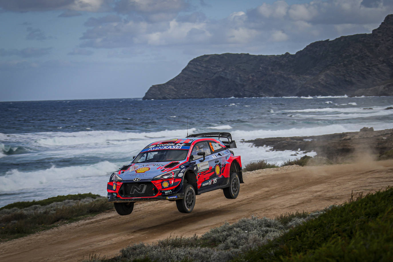 El cántabro Dani Sordo (Hyundai) ganó este domingo, por segundo año consecutivo, el Rally de Cerdeña, sexta de las ocho mangas del Mundial de rallies (WRC), en una prueba en que su compañero belga Thierry Neuville fue segundo y el francés Sébastien Ogier (Toyota) terminó tercero.