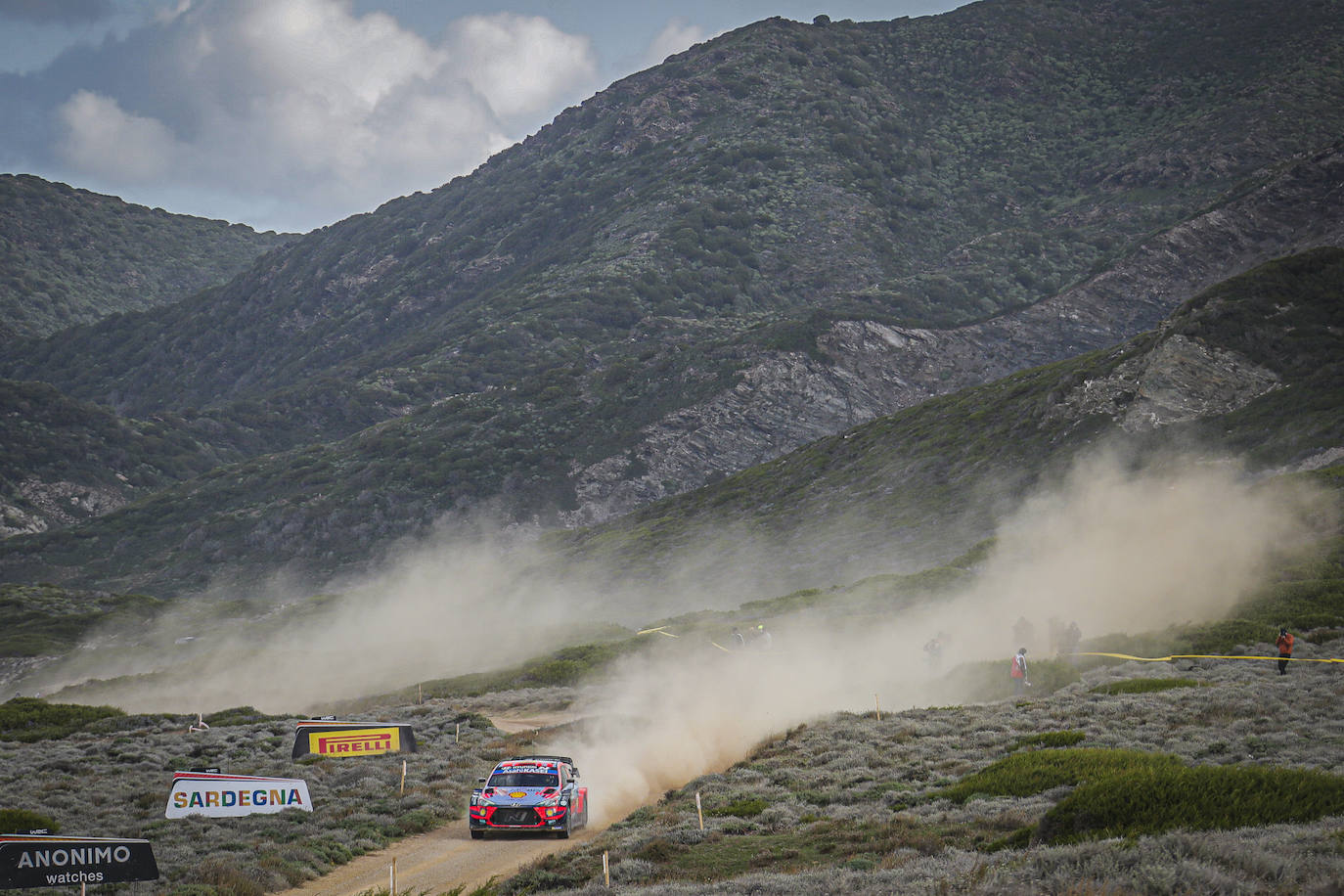 El cántabro Dani Sordo (Hyundai) ganó este domingo, por segundo año consecutivo, el Rally de Cerdeña, sexta de las ocho mangas del Mundial de rallies (WRC), en una prueba en que su compañero belga Thierry Neuville fue segundo y el francés Sébastien Ogier (Toyota) terminó tercero.