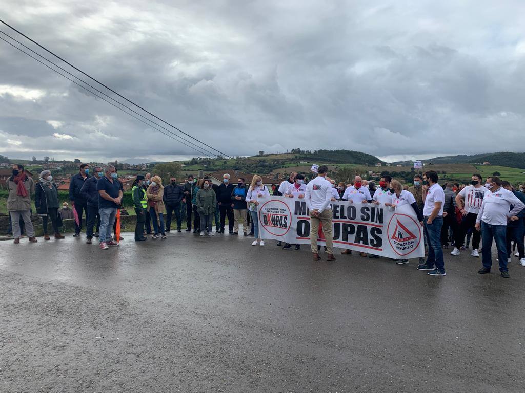 La Coordinadora Meruelo Sin Okupas ha celebrado este domingo la manifestación en contra de las ocupaciones ilegales de viviendas en el municipio que estaba prevista para el pasado 26 de septiembre pero que tuvo que aplazarse por motivos climatológicos. En la manifestación los vecinos han llevado banderas, pegatinas y mascarillas repartidas con motivo de la cita anteriormente prevista. También se ha leído un manifiesto en contra de las ocupaciones en Meruelo y toda España.