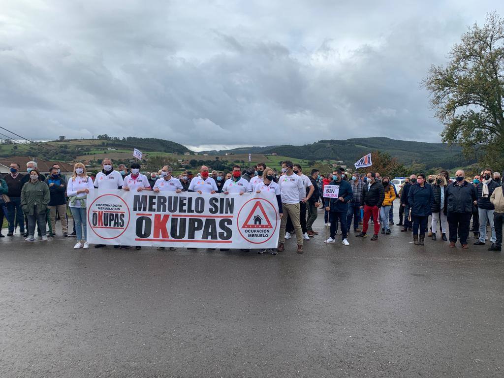 La Coordinadora Meruelo Sin Okupas ha celebrado este domingo la manifestación en contra de las ocupaciones ilegales de viviendas en el municipio que estaba prevista para el pasado 26 de septiembre pero que tuvo que aplazarse por motivos climatológicos. En la manifestación los vecinos han llevado banderas, pegatinas y mascarillas repartidas con motivo de la cita anteriormente prevista. También se ha leído un manifiesto en contra de las ocupaciones en Meruelo y toda España.