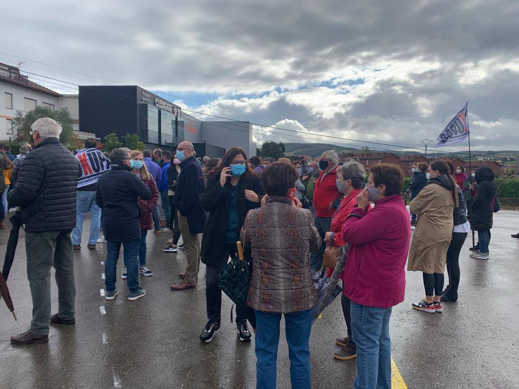 La Coordinadora Meruelo Sin Okupas ha celebrado este domingo la manifestación en contra de las ocupaciones ilegales de viviendas en el municipio que estaba prevista para el pasado 26 de septiembre pero que tuvo que aplazarse por motivos climatológicos. En la manifestación los vecinos han llevado banderas, pegatinas y mascarillas repartidas con motivo de la cita anteriormente prevista. También se ha leído un manifiesto en contra de las ocupaciones en Meruelo y toda España.