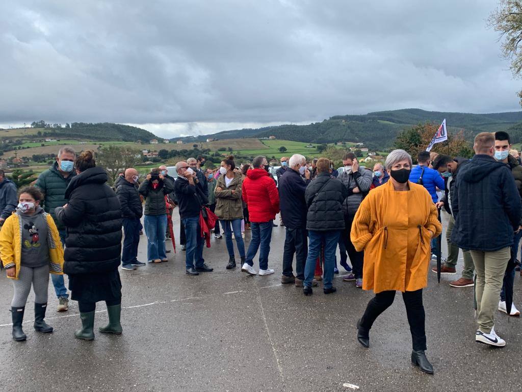 La Coordinadora Meruelo Sin Okupas ha celebrado este domingo la manifestación en contra de las ocupaciones ilegales de viviendas en el municipio que estaba prevista para el pasado 26 de septiembre pero que tuvo que aplazarse por motivos climatológicos. En la manifestación los vecinos han llevado banderas, pegatinas y mascarillas repartidas con motivo de la cita anteriormente prevista. También se ha leído un manifiesto en contra de las ocupaciones en Meruelo y toda España.