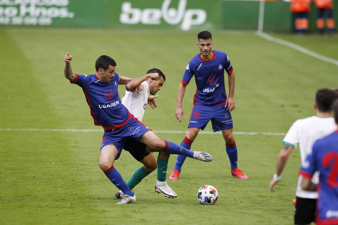 Los verdiblancos se adelantaron a los dos minutos de partido, pero los vizcaínos dieron la vuelta al marcador en los minutos finales tanto de la primera parte -empatando- como de la segunda