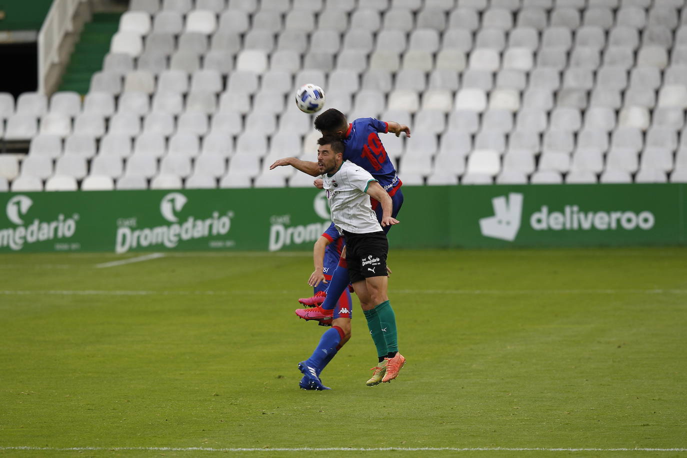 Los verdiblancos se adelantaron a los dos minutos de partido, pero los vizcaínos dieron la vuelta al marcador en los minutos finales tanto de la primera parte -empatando- como de la segunda