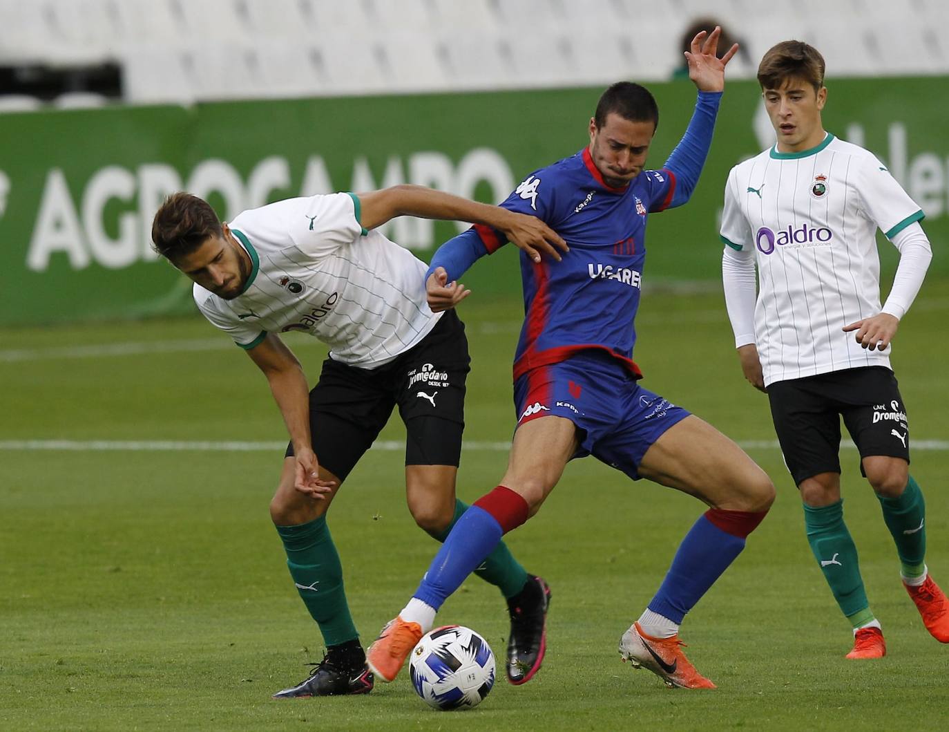 Los verdiblancos se adelantaron a los dos minutos de partido, pero los vizcaínos dieron la vuelta al marcador en los minutos finales tanto de la primera parte -empatando- como de la segunda