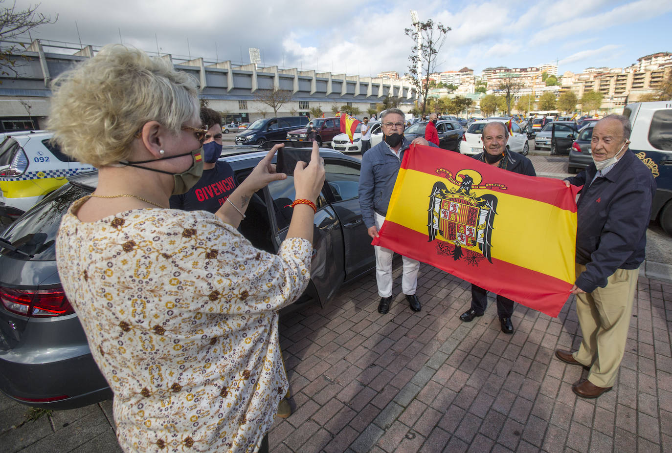 Decenas de vehículos han participado este mediodía en Santander en la marcha de protesta contra el Gobierno que ha organizado Vox por todo el país en el día de la Fiesta Nacional.