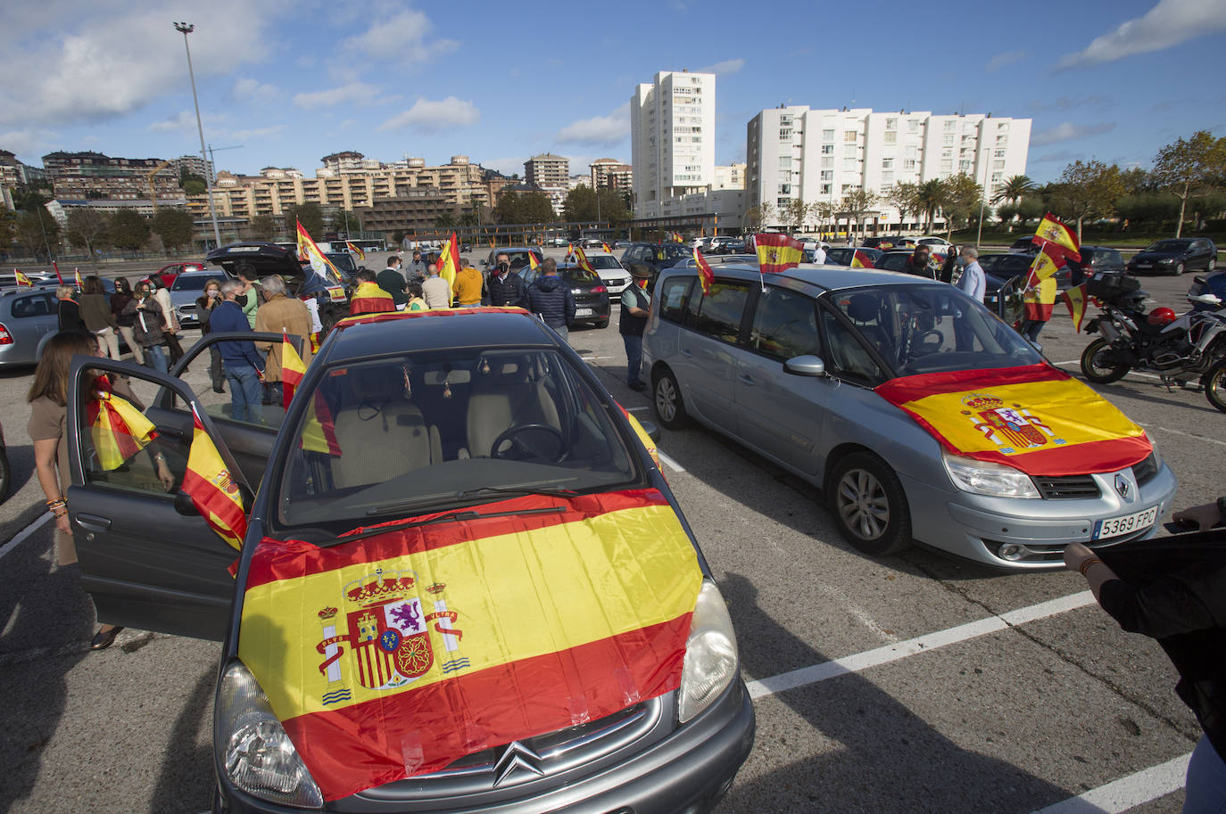 Decenas de vehículos han participado este mediodía en Santander en la marcha de protesta contra el Gobierno que ha organizado Vox por todo el país en el día de la Fiesta Nacional.