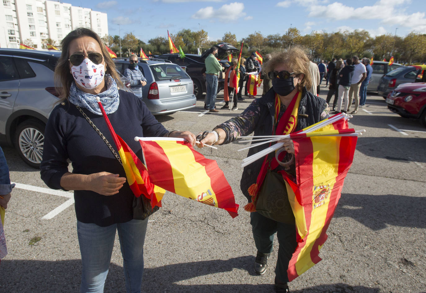 Decenas de vehículos han participado este mediodía en Santander en la marcha de protesta contra el Gobierno que ha organizado Vox por todo el país en el día de la Fiesta Nacional.