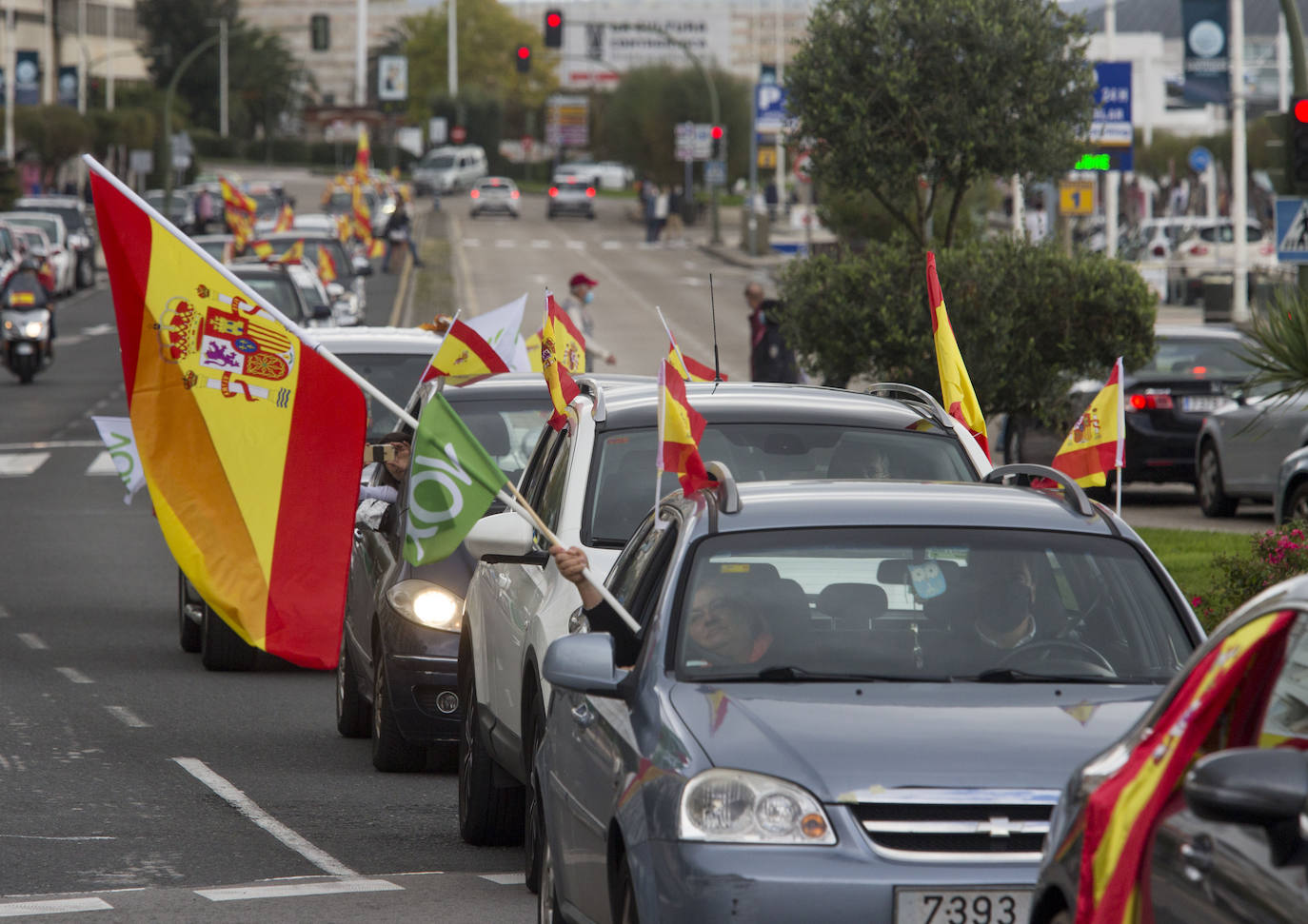 Decenas de vehículos han participado este mediodía en Santander en la marcha de protesta contra el Gobierno que ha organizado Vox por todo el país en el día de la Fiesta Nacional.