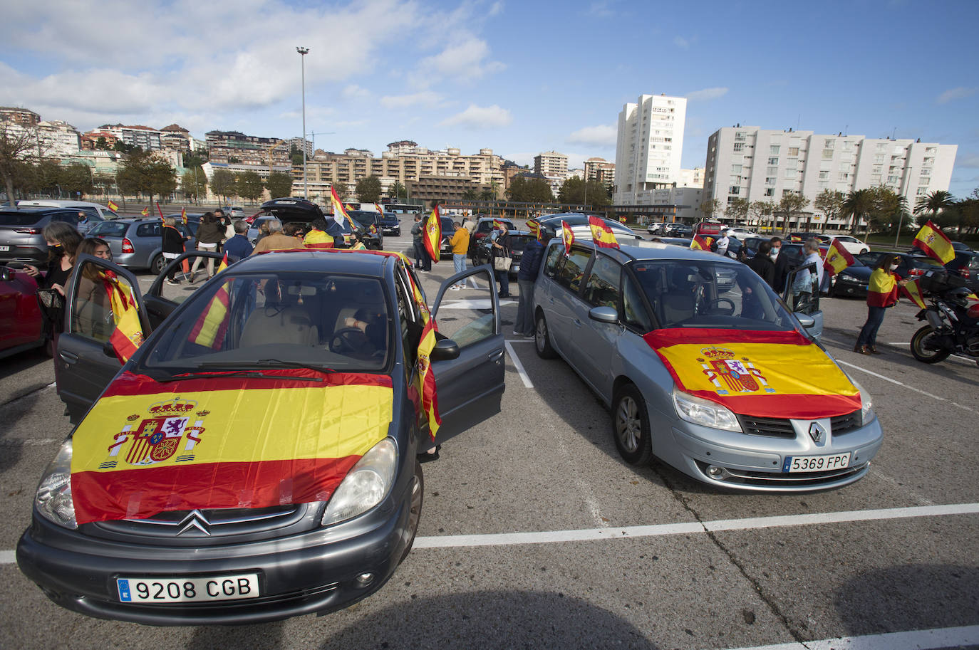 Decenas de vehículos han participado este mediodía en Santander en la marcha de protesta contra el Gobierno que ha organizado Vox por todo el país en el día de la Fiesta Nacional.