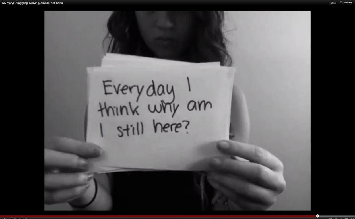 Amanda Todd, de 15 años, en una de las imágenes del video que grabó, y difundió por You Tube antes de suicidarse, desesperada por el «ciberbullyi