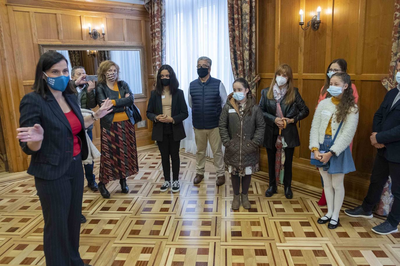 El Ayuntamiento de Santander organizó un desayuno entre la alcaldesa, Gema Igual, el concejal de Igualdad, Álvaro Lavín, y siete niñas de la ciudad en el Palacio de la Magdalena