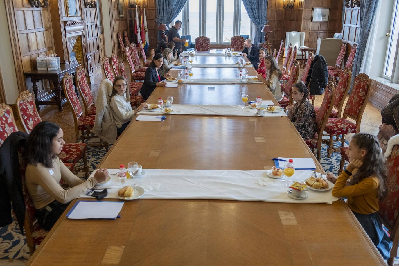 El Ayuntamiento de Santander organizó un desayuno entre la alcaldesa, Gema Igual, el concejal de Igualdad, Álvaro Lavín, y siete niñas de la ciudad en el Palacio de la Magdalena