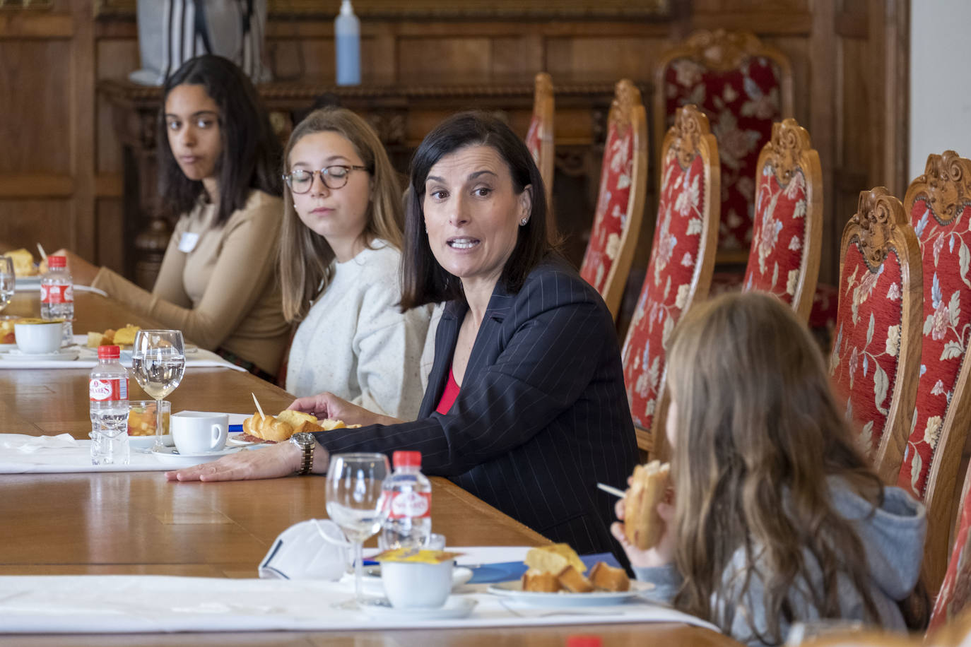 El Ayuntamiento de Santander organizó un desayuno entre la alcaldesa, Gema Igual, el concejal de Igualdad, Álvaro Lavín, y siete niñas de la ciudad en el Palacio de la Magdalena