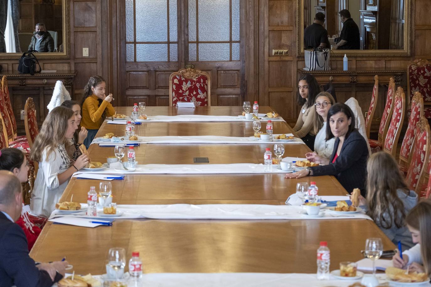 El Ayuntamiento de Santander organizó un desayuno entre la alcaldesa, Gema Igual, el concejal de Igualdad, Álvaro Lavín, y siete niñas de la ciudad en el Palacio de la Magdalena