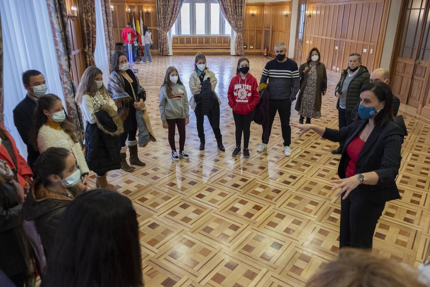 El Ayuntamiento de Santander organizó un desayuno entre la alcaldesa, Gema Igual, el concejal de Igualdad, Álvaro Lavín, y siete niñas de la ciudad en el Palacio de la Magdalena