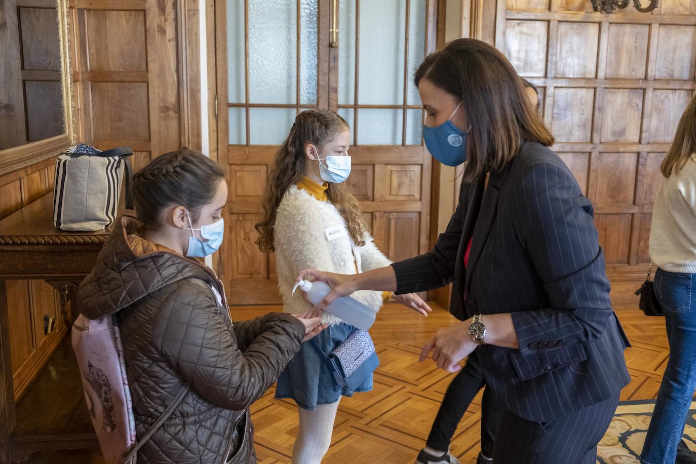 El Ayuntamiento de Santander organizó un desayuno entre la alcaldesa, Gema Igual, el concejal de Igualdad, Álvaro Lavín, y siete niñas de la ciudad en el Palacio de la Magdalena