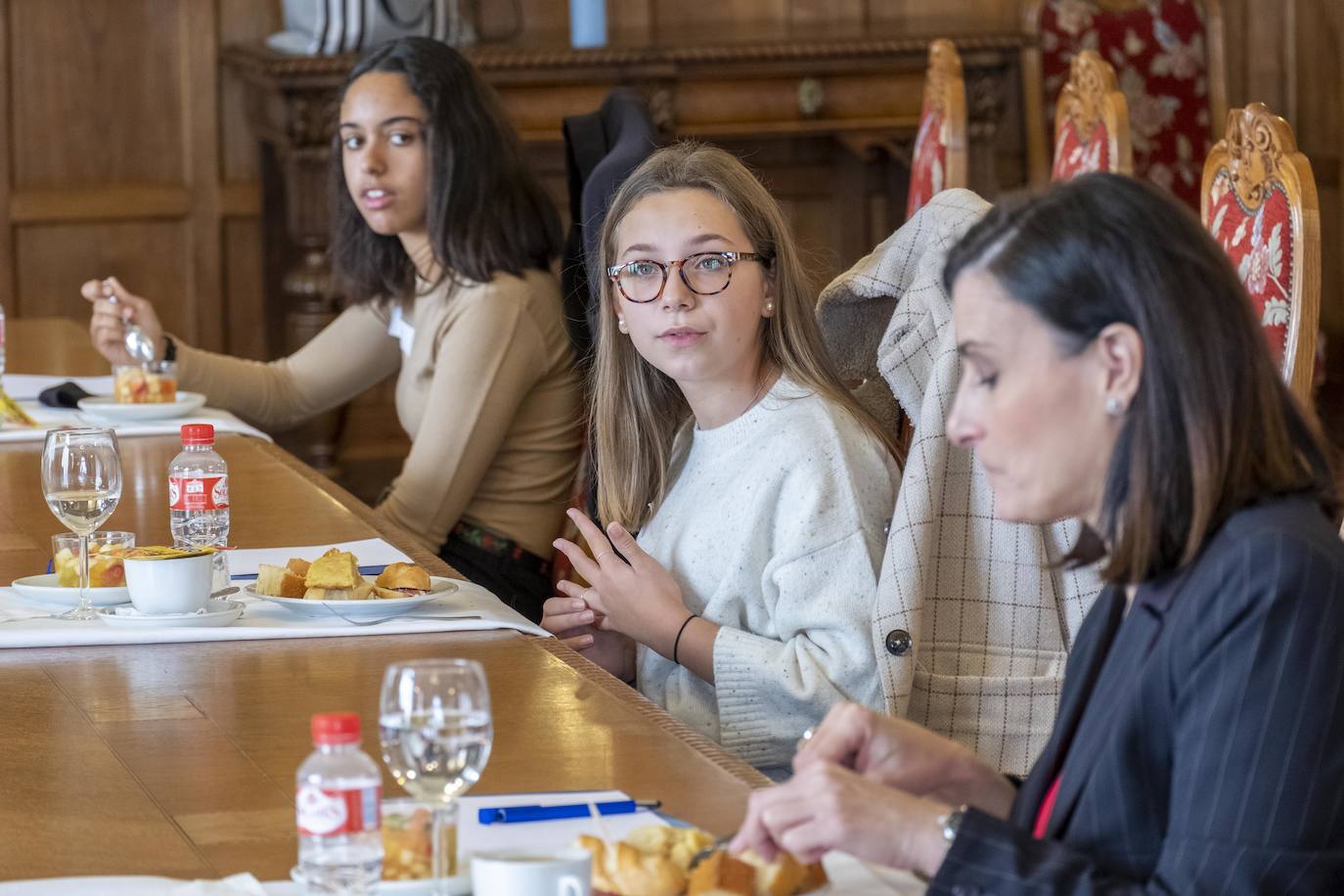 El Ayuntamiento de Santander organizó un desayuno entre la alcaldesa, Gema Igual, el concejal de Igualdad, Álvaro Lavín, y siete niñas de la ciudad en el Palacio de la Magdalena