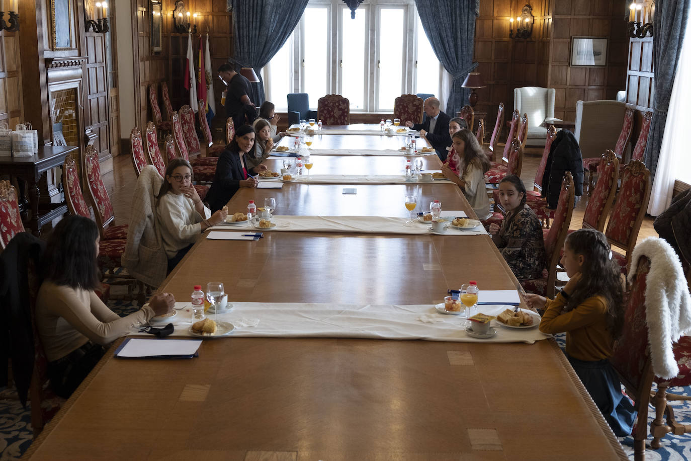 El Ayuntamiento de Santander organizó un desayuno entre la alcaldesa, Gema Igual, el concejal de Igualdad, Álvaro Lavín, y siete niñas de la ciudad en el Palacio de la Magdalena