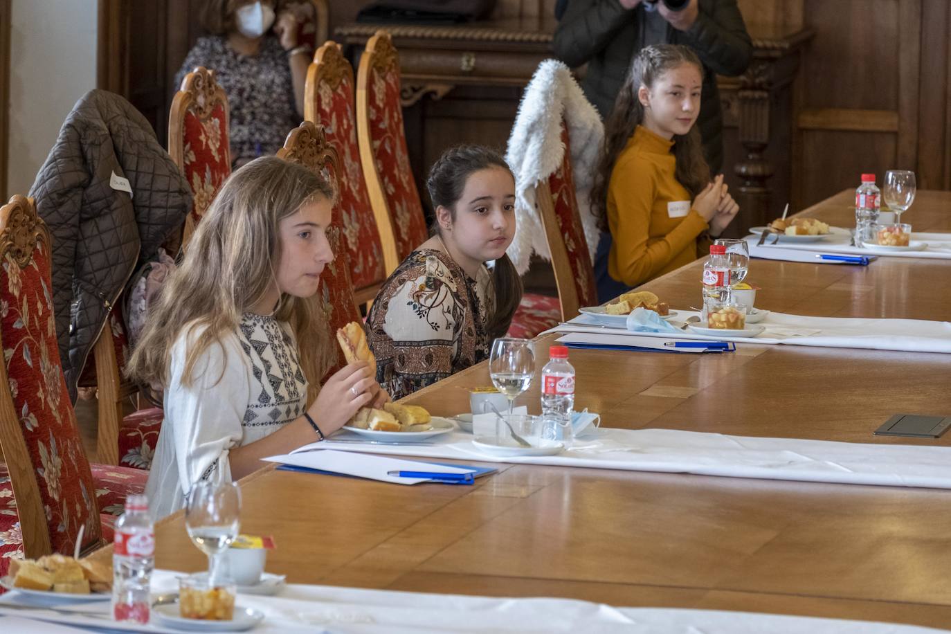 El Ayuntamiento de Santander organizó un desayuno entre la alcaldesa, Gema Igual, el concejal de Igualdad, Álvaro Lavín, y siete niñas de la ciudad en el Palacio de la Magdalena