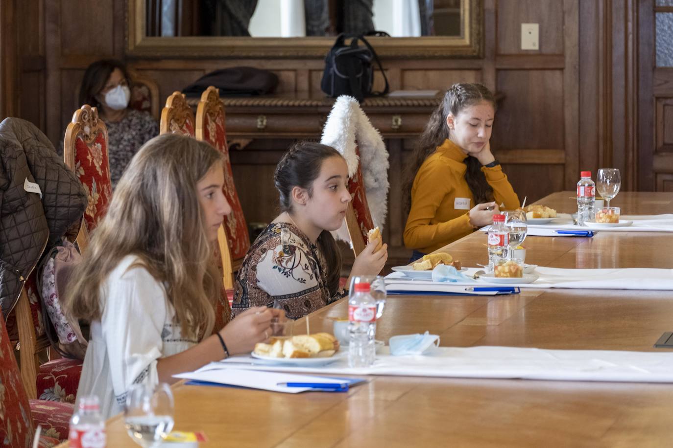 El Ayuntamiento de Santander organizó un desayuno entre la alcaldesa, Gema Igual, el concejal de Igualdad, Álvaro Lavín, y siete niñas de la ciudad en el Palacio de la Magdalena