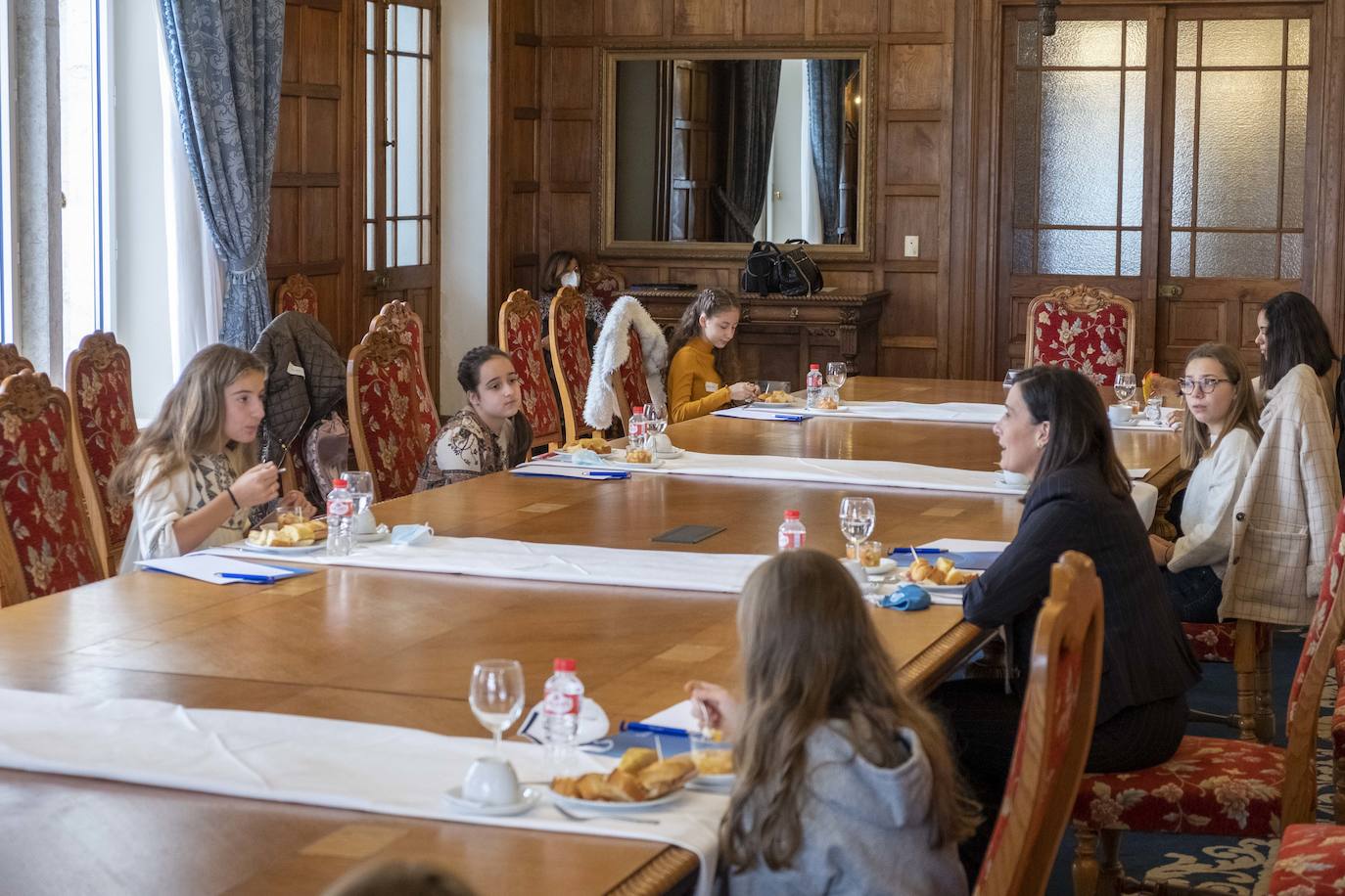 El Ayuntamiento de Santander organizó un desayuno entre la alcaldesa, Gema Igual, el concejal de Igualdad, Álvaro Lavín, y siete niñas de la ciudad en el Palacio de la Magdalena