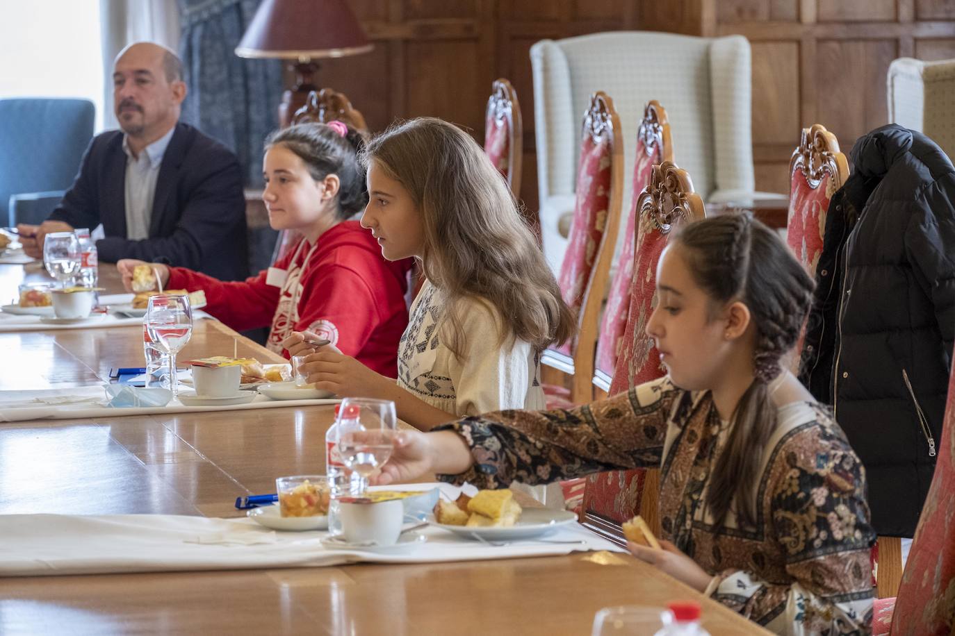 El Ayuntamiento de Santander organizó un desayuno entre la alcaldesa, Gema Igual, el concejal de Igualdad, Álvaro Lavín, y siete niñas de la ciudad en el Palacio de la Magdalena