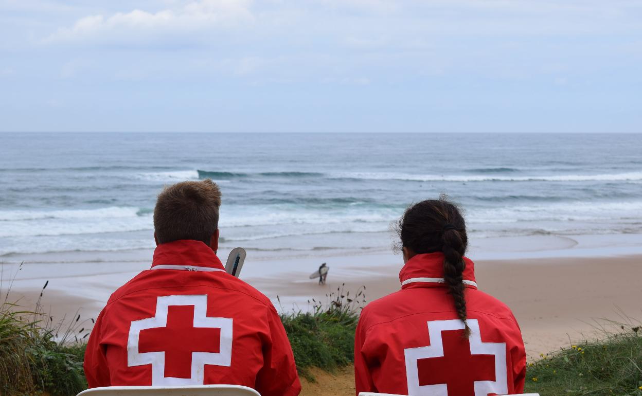 El número de rescates se duplicó este verano en las playas de Valdearenas y Canallave