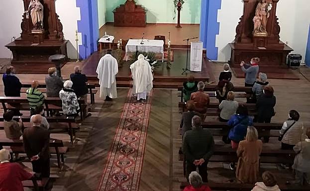 Imagen principal - Arriba, un momento de la celebración del Día de El Pilar y abajo, el armonio de la parroquia y el tenor José Antonio Urdiaín. A su lado, el Cristo de la Expiración, de Manuel Cacicedo.