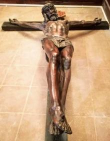 Imagen secundaria 2 - Arriba, un momento de la celebración del Día de El Pilar y abajo, el armonio de la parroquia y el tenor José Antonio Urdiaín. A su lado, el Cristo de la Expiración, de Manuel Cacicedo.