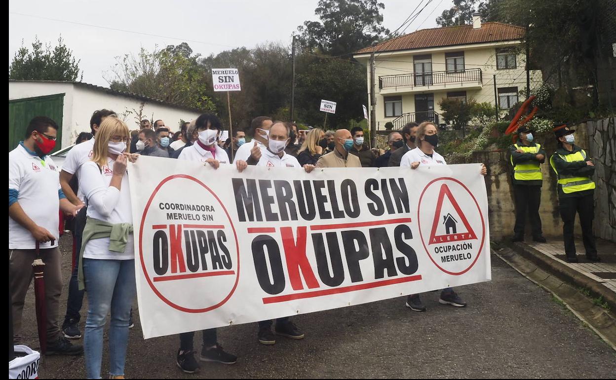 Imagen de la concentración celebrada el domingo en Meruelo contra la ocupación ilegal de viviendas.