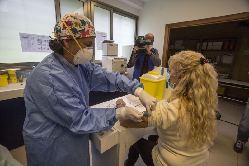 Una paciente poniéndose una vacuna hoy en el Centro de Salud de Puertochico.