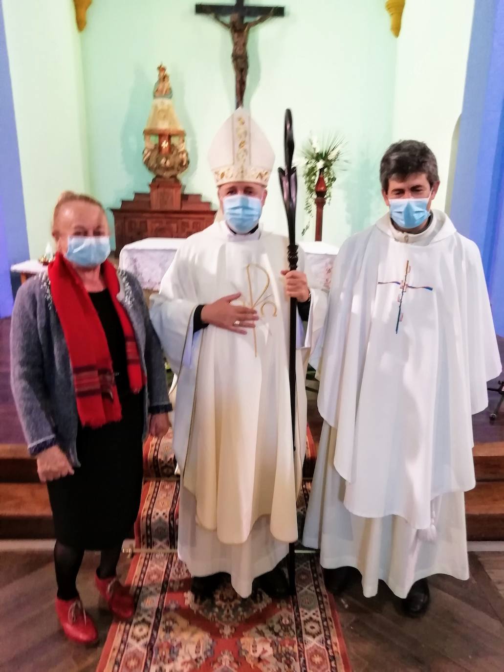 Imagen - Isabel Elosua, encargada de la Junta Parroquial; el Obispo de Bilbao, Mario Iceta y el párroco de Villaverde, Miguel Vera.