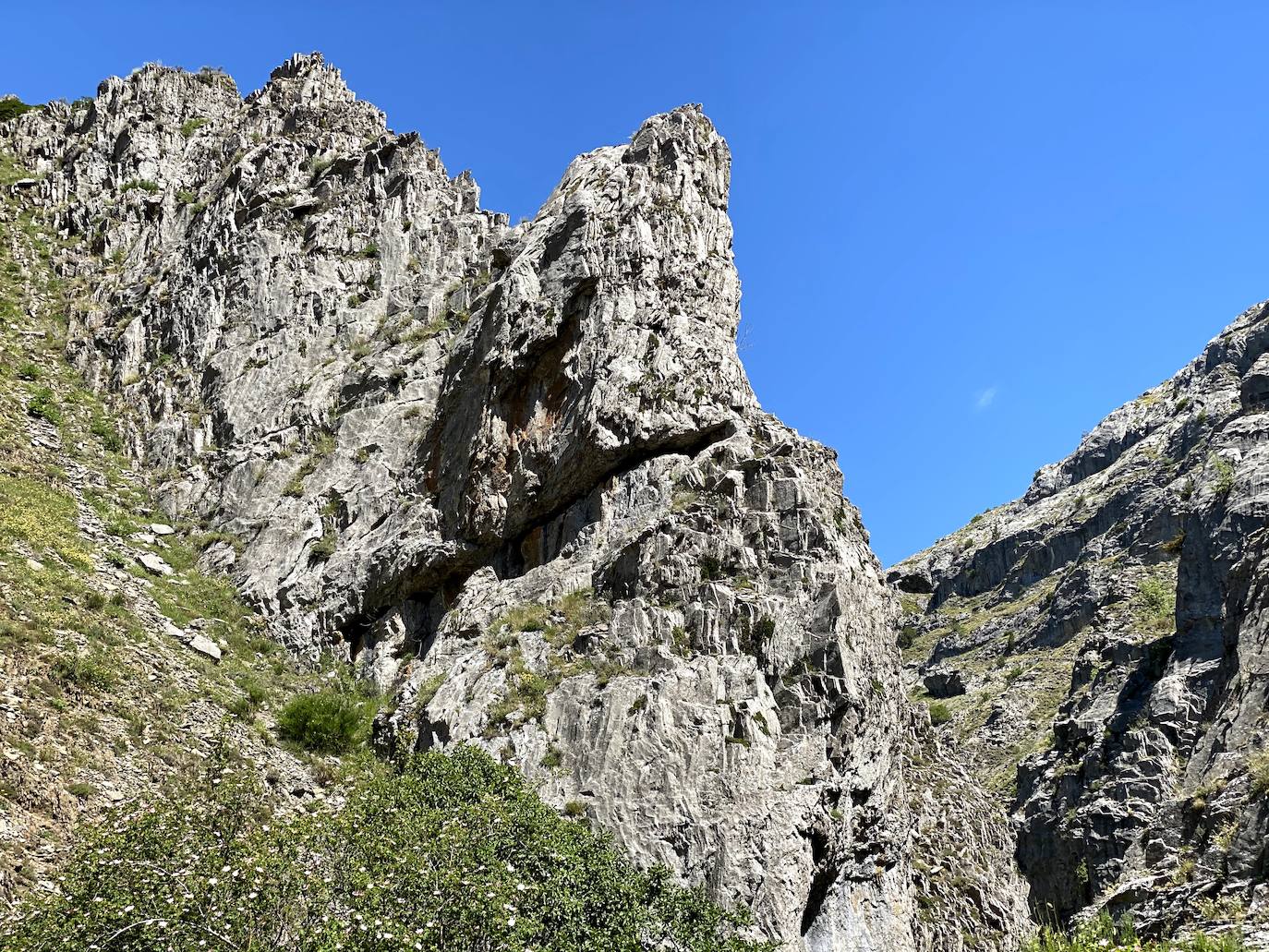 A escasos 50 kilómetros de la ciudad de León se puede disfrutar de una ruta de media montaña, apta para niños, donde ver espectaculares formaciones de roca caliza