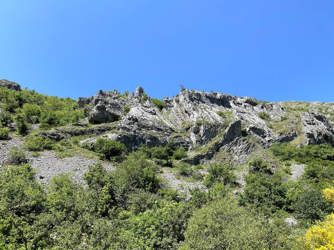 A escasos 50 kilómetros de la ciudad de León se puede disfrutar de una ruta de media montaña, apta para niños, donde ver espectaculares formaciones de roca caliza