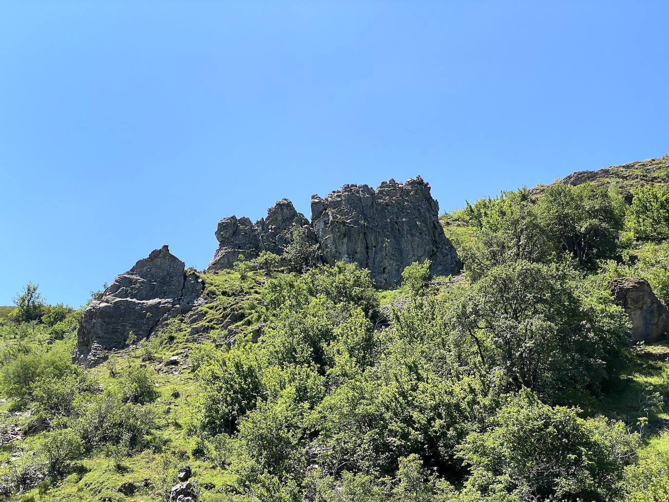 A escasos 50 kilómetros de la ciudad de León se puede disfrutar de una ruta de media montaña, apta para niños, donde ver espectaculares formaciones de roca caliza