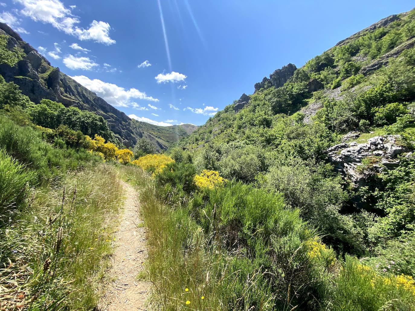 A escasos 50 kilómetros de la ciudad de León se puede disfrutar de una ruta de media montaña, apta para niños, donde ver espectaculares formaciones de roca caliza