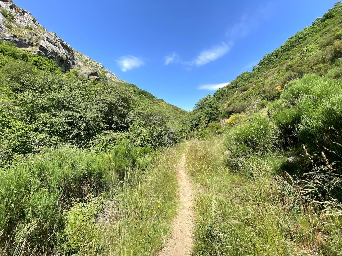 A escasos 50 kilómetros de la ciudad de León se puede disfrutar de una ruta de media montaña, apta para niños, donde ver espectaculares formaciones de roca caliza