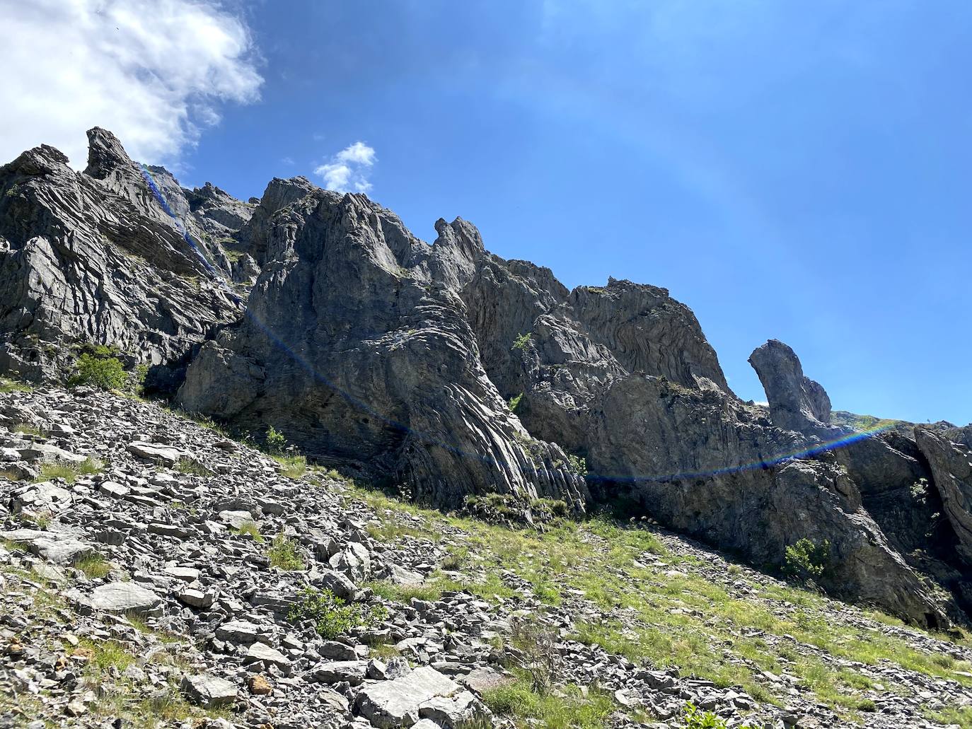 A escasos 50 kilómetros de la ciudad de León se puede disfrutar de una ruta de media montaña, apta para niños, donde ver espectaculares formaciones de roca caliza