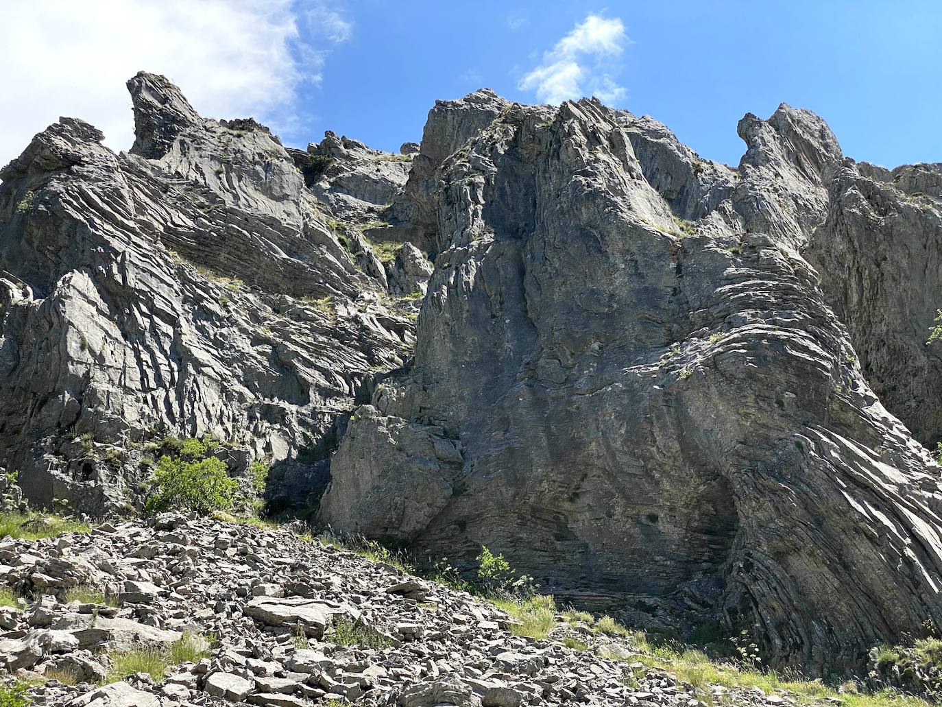 A escasos 50 kilómetros de la ciudad de León se puede disfrutar de una ruta de media montaña, apta para niños, donde ver espectaculares formaciones de roca caliza