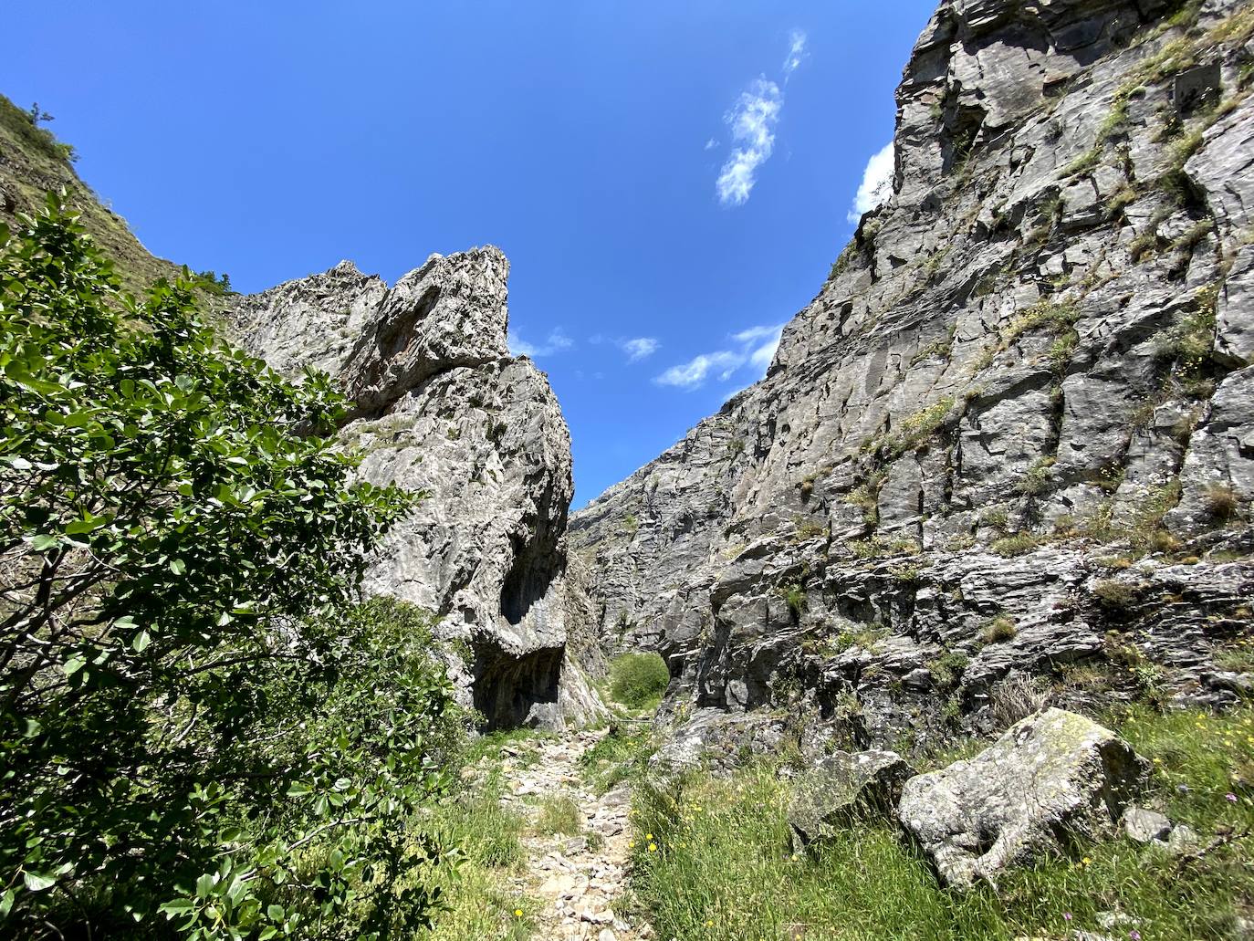 A escasos 50 kilómetros de la ciudad de León se puede disfrutar de una ruta de media montaña, apta para niños, donde ver espectaculares formaciones de roca caliza