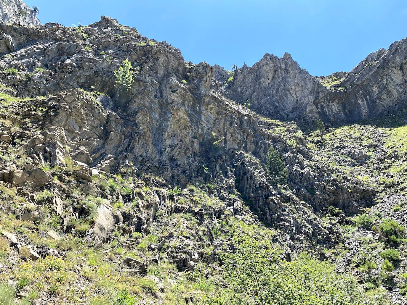 A escasos 50 kilómetros de la ciudad de León se puede disfrutar de una ruta de media montaña, apta para niños, donde ver espectaculares formaciones de roca caliza