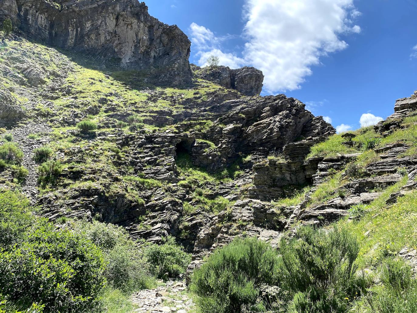 A escasos 50 kilómetros de la ciudad de León se puede disfrutar de una ruta de media montaña, apta para niños, donde ver espectaculares formaciones de roca caliza