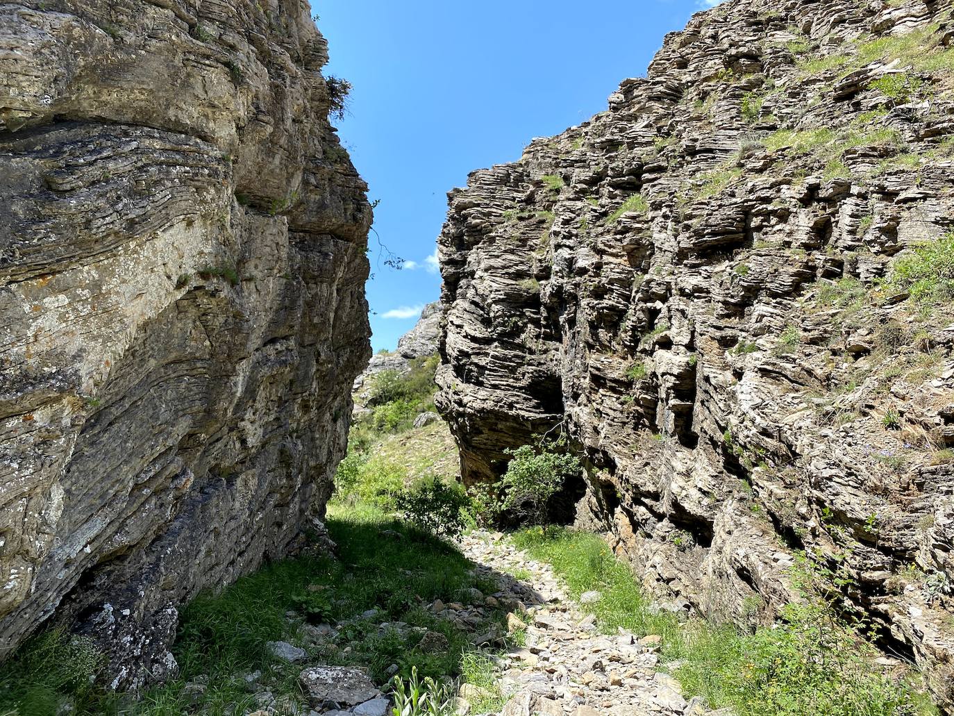 A escasos 50 kilómetros de la ciudad de León se puede disfrutar de una ruta de media montaña, apta para niños, donde ver espectaculares formaciones de roca caliza